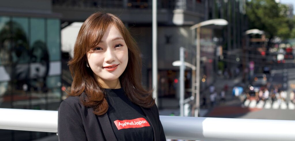 宮下パークを背景に